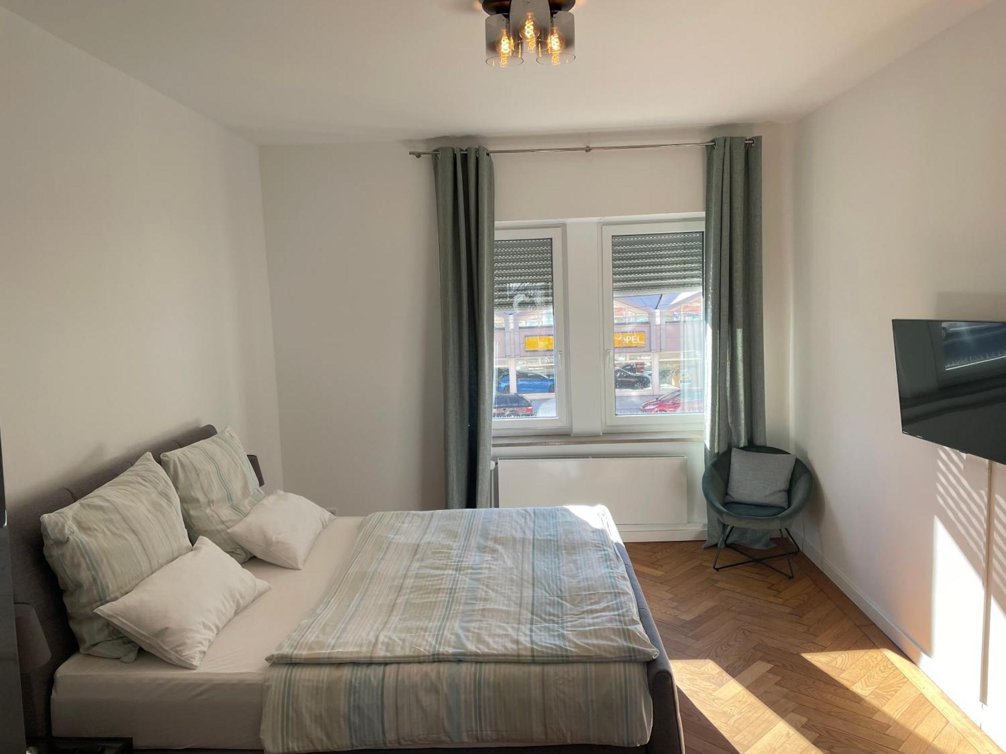 Grosse In Westend Apartment Munich